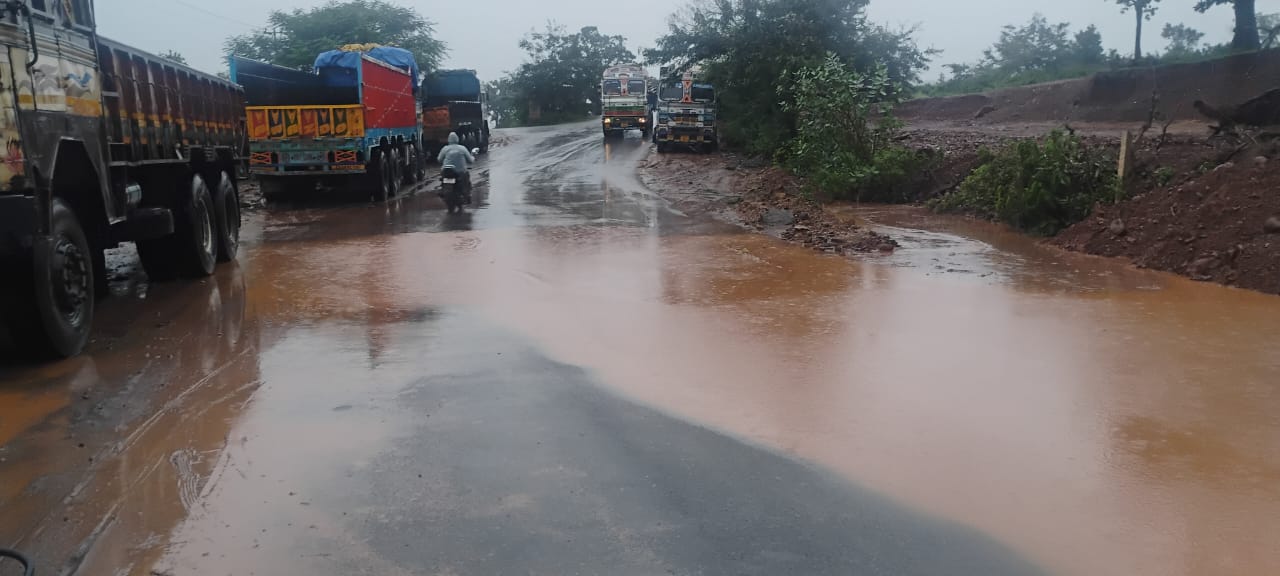 दंतेवाड़ा-किरंदुर-बचेली मार्ग पर चिकनी मिट्टी और जलजमाव से हादसों का खतरा, प्रशासन की चुप्पी पर सवाल