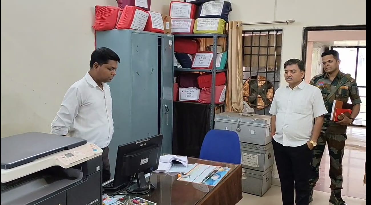 एसएसपी बेमेतरा रामकृष्ण साहू (IPS) ने पुलिस अधीक्षक कार्यालय के विभिन्न शाखओं का आकस्मिक निरीक्षण कर लिया जायजा