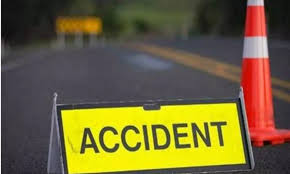 बालू से भरी ट्रैक्टर अनियंत्रित होकर पलटी,7 मजदूर नीचे दबे