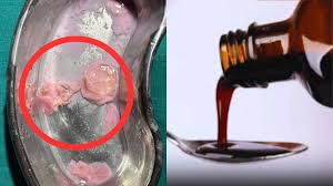 सिरप की बोतल से निकला मांस जैसा संदिग्ध टुकड़ा,दवाओं की गुणवत्ता पर उठा सवाल