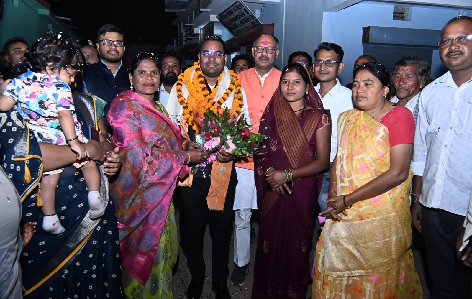 पाटन विधानसभा क्षेत्र के भनसुली निवासी योगेंद्र निर्मल का CGPSC में 32वां रैंक प्राप्त कर नायब तहसीलदार का दायित्व मिलने पर उनके गृह ग्राम आगमन पर जनप्रतिनिधियों एवं ग्रामीणों ने भव्य स्वागत एवं सम्मान कर बधाई दी