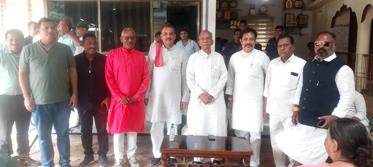 पूर्व गृह मंत्री ताम्रध्वज साहू को कांग्रेस नेताओं ने दी जन्मदिन की बधाई

