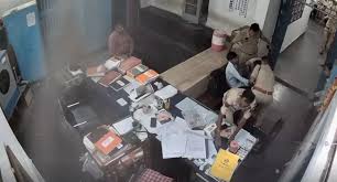 राजधानी रायपुर में थाने के अंदर युवक ने ब्लेड से खुद का गला काटा