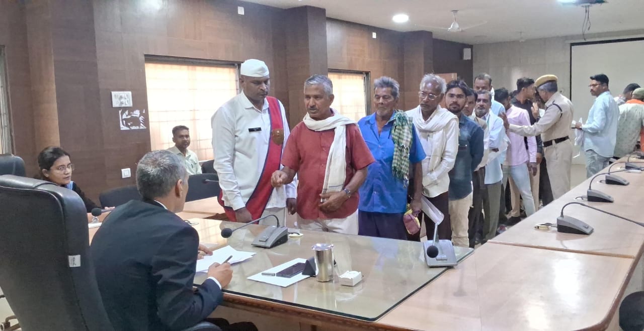 कलेक्टर रणवीर शर्मा ने सुनी जनदर्शन में लोगों की समस्याएं
