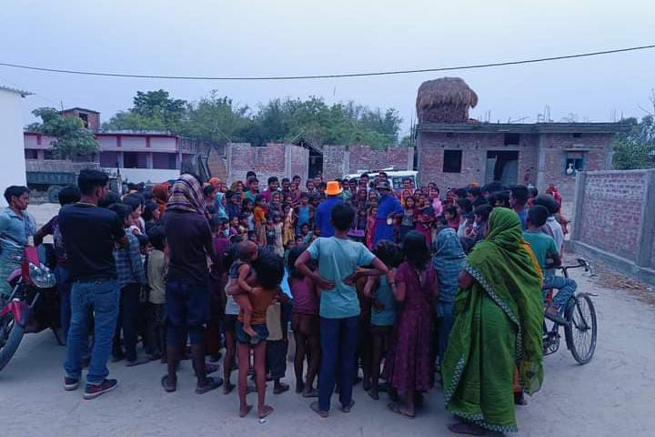 हाथ धोने की स्वच्छता के बारे में जागरूकता फैलाने के लिए ग्रामीण मनोरंजन के तहत जागरुक करते