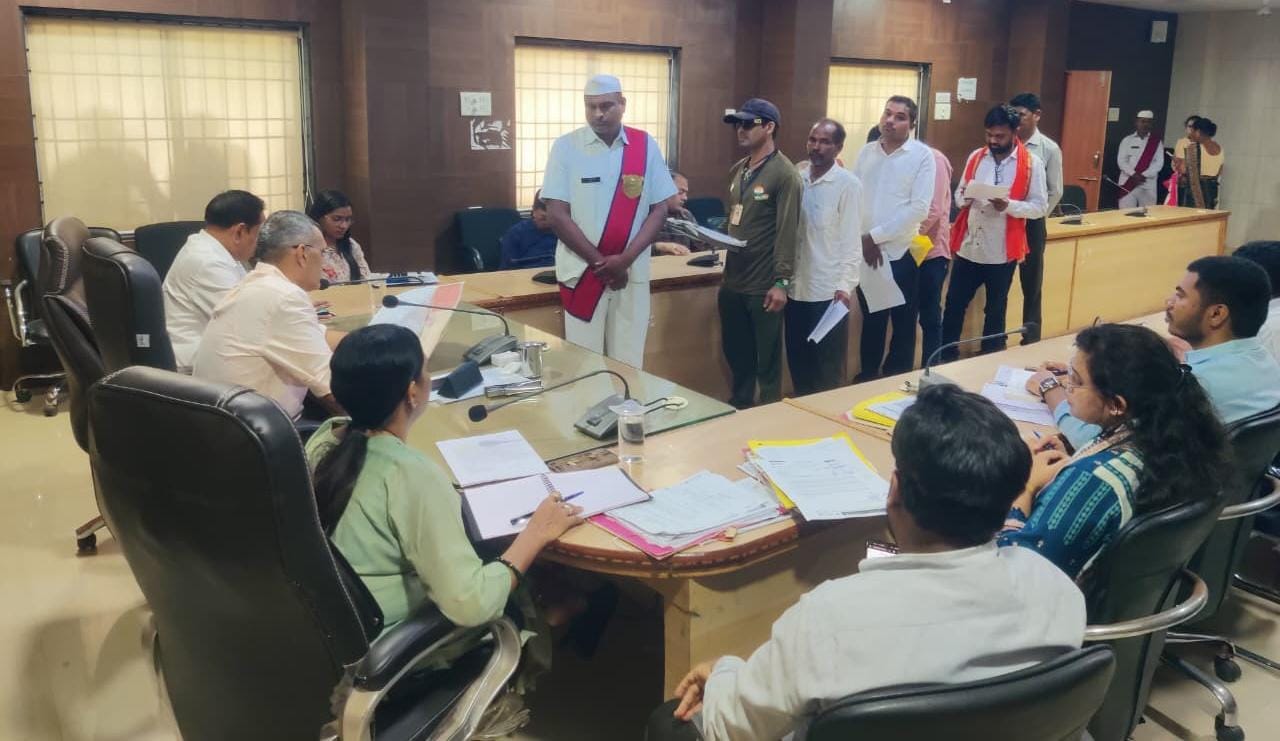 समय-सीमा बैठक के बाद कलेक्टर रणबीर शर्मा ने सुनी लोगों की समस्याएं, प्राप्त हुए 35 आवेदन