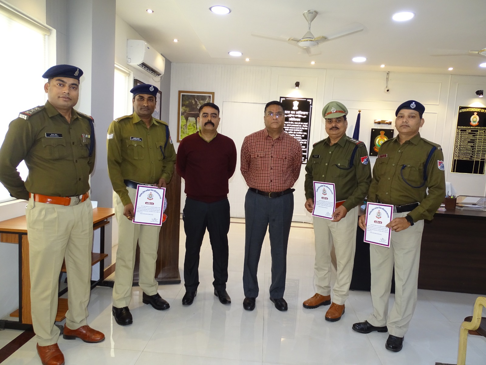पुलिस अधीक्षक विजय अग्रवाल द्वारा निरीक्षक संतोष कुमार शुक्ला, प्रधान आरक्षक हुकुम सिंह एवं विधिचंद बंजारे को प्रशस्ति पत्र देकर किया गया सम्मानित
