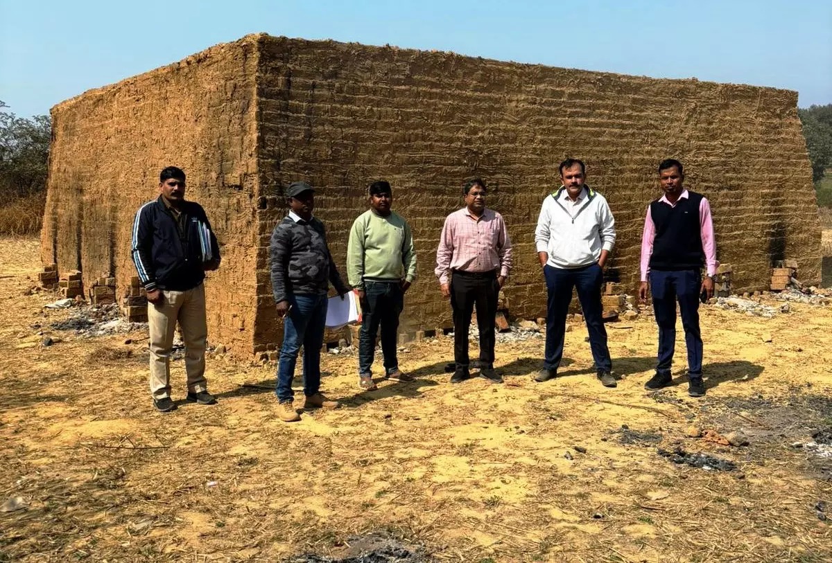 अवैध संचालित ईंट भट्ठों  पर प्रशासन की कार्यवाही, ट्रैक्टर भी जब्त