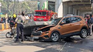 मुंबई के मुलुंड में मेट्रो पिलर का हिस्सा गिरा, ऑटो और कार चपेट में आई, 4 घायल
