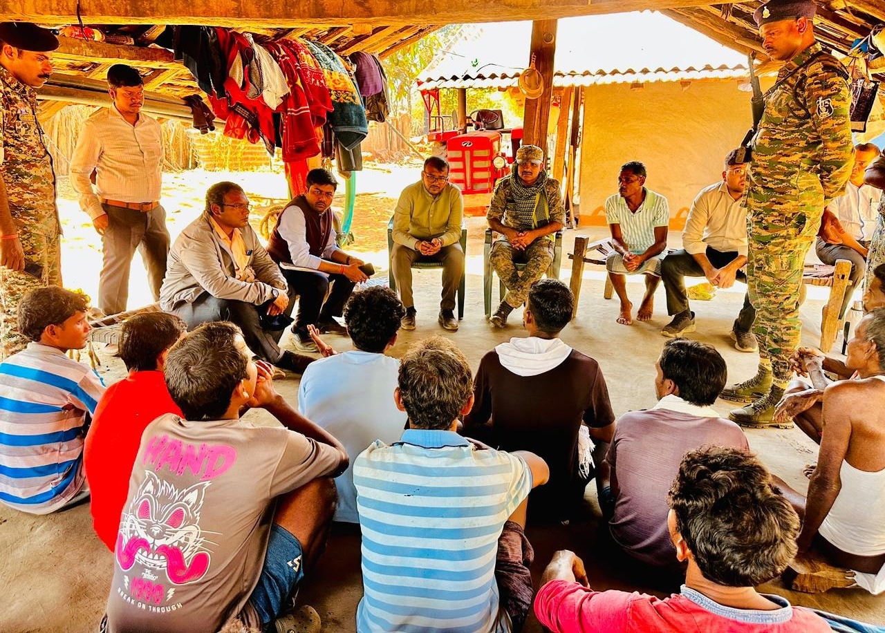 कलेक्टर, एसपी एवं जिला पंचायत सीईओ द्वारा कोंटा क्षेत्र के अंतिम छोर के ग्राम पंचायतों में प्रधानमंत्री आवास योजना का निरीक्षण