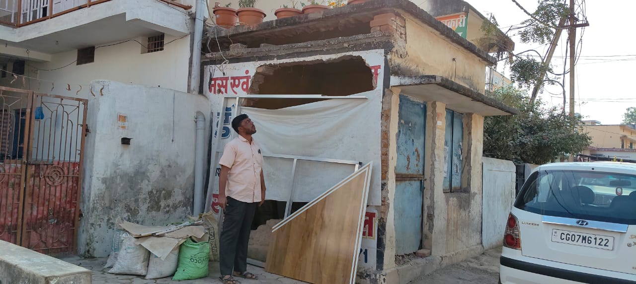 नगर पालिका की लापरवाही से सरकारी पंप हाउस पर कब्जा कांग्रेस ब्लॉक अध्यक्ष हाफिज खान का विरोध