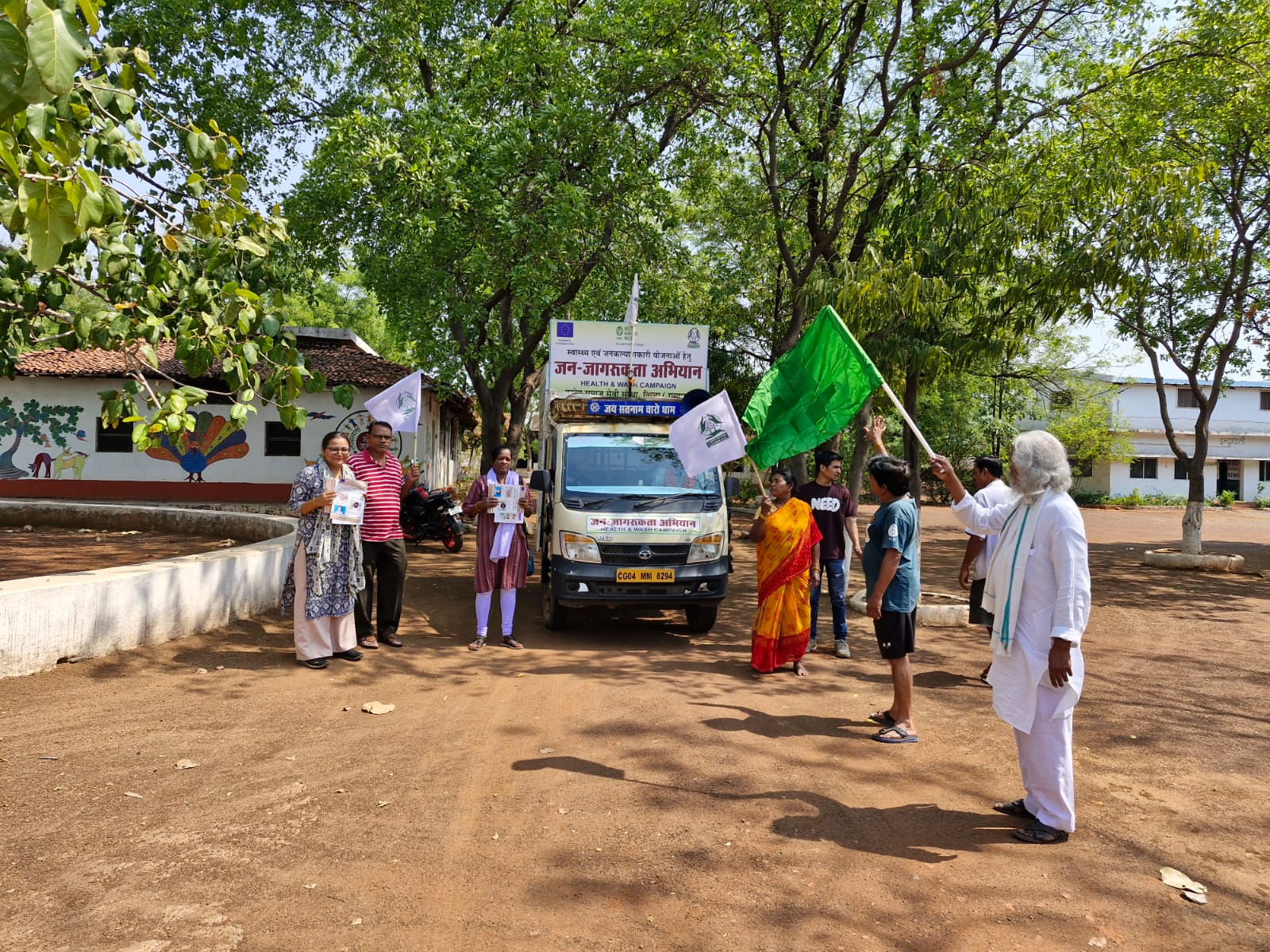 प्रयोग समाज सेवी संस्था द्वारा संचालित जन जागरूकता अभियान हेतु रथ को हरी झंडी दिखाकर किया गया रवाना