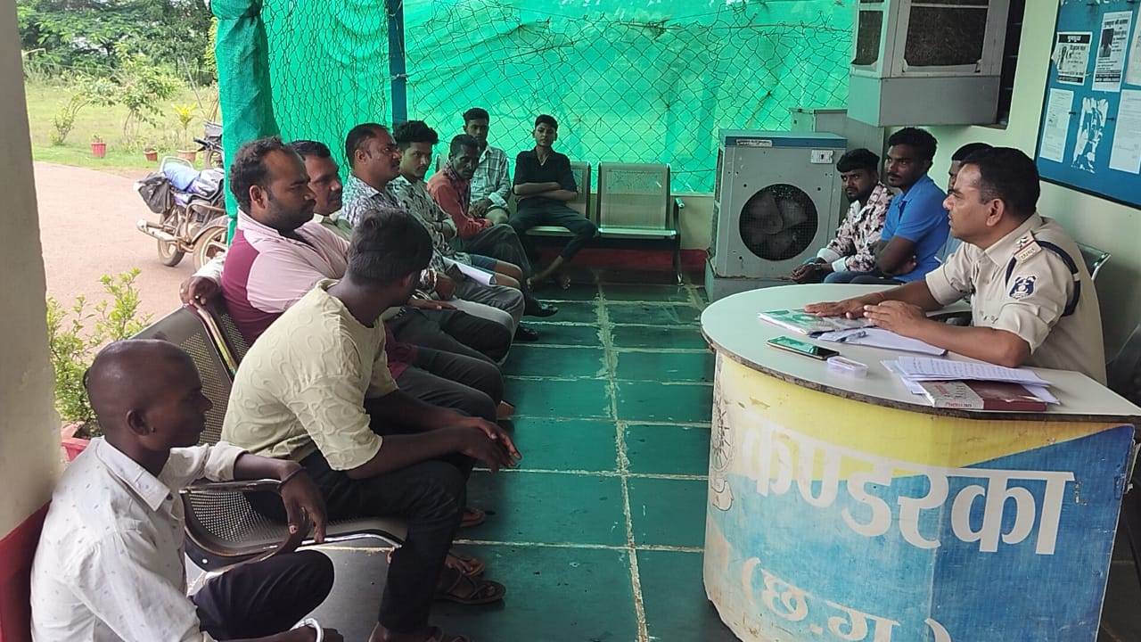 गौ सेवकों की उपस्थिति में बैठक : सड़क पर घूमते और बैठे मवेशियों के कारण होने वाली सड़क दुर्घटनाओं को रोकने के संबंध में की गई चर्चा