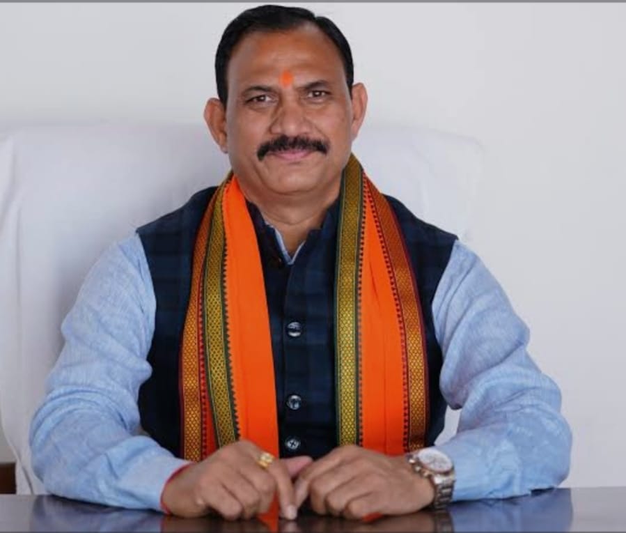 जनसंपर्क दौरा निधि से मनेन्द्रगढ़ विधानसभा के जरूरतमंदों को मिली आर्थिक राहत