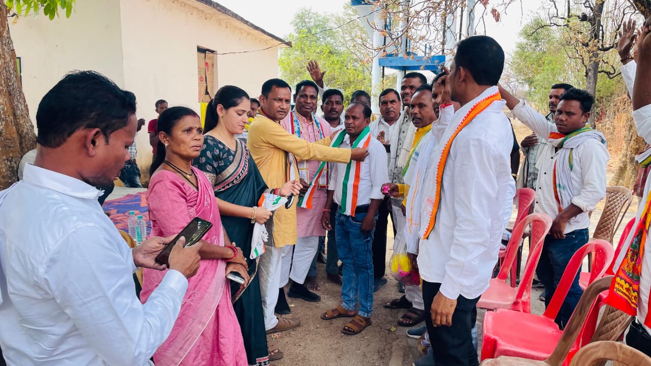 कांग्रेस की विचारधारा से प्रभावित होकर सरपंच ने थामा कांग्रेस का दामन