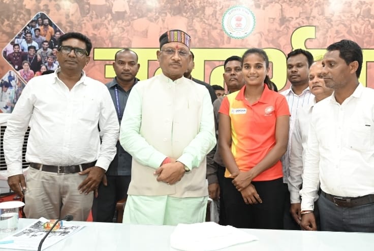 मुख्यमंत्री विष्णुदेव साय से अन्तराष्ट्रीय हॉकी खिलाड़ी अनिशा साहू ने की सौजन्य भेंट