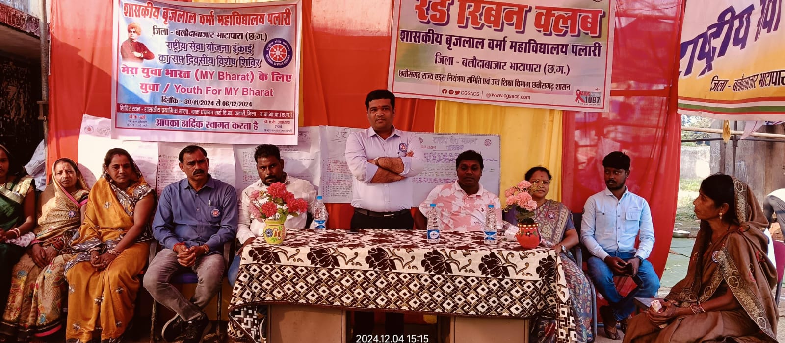 रा.से. यो. स्वयं सेवको ने स्वच्छता के लिए कर रहे जागरूक