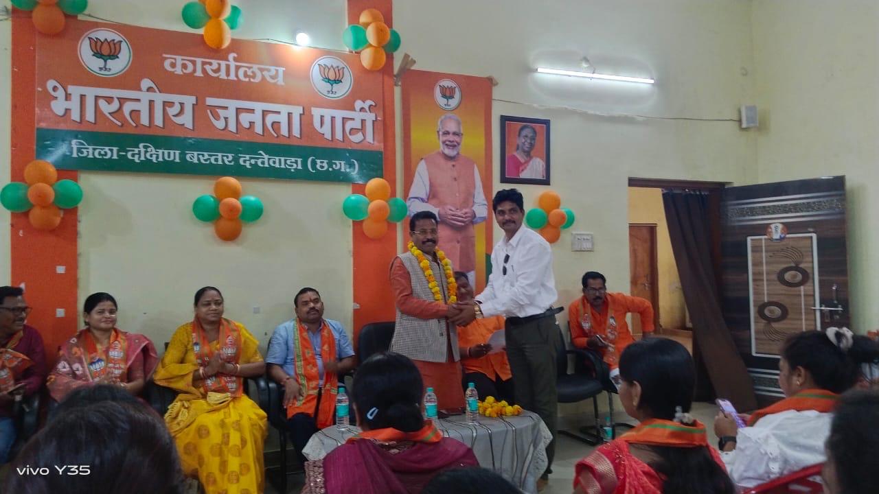 भाजपा कार्यालय दंतेवाड़ा में पार्टी का स्थापना दिवस मनाया गया