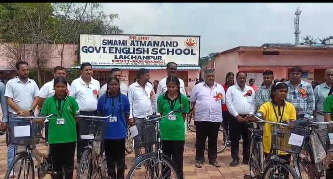 पीएम श्री आत्मानंद स्कूल में केबिनेट मंत्री राजेश अग्रवाल ने 53 छात्राओं को किये निशुल्क सायकल वितरण 