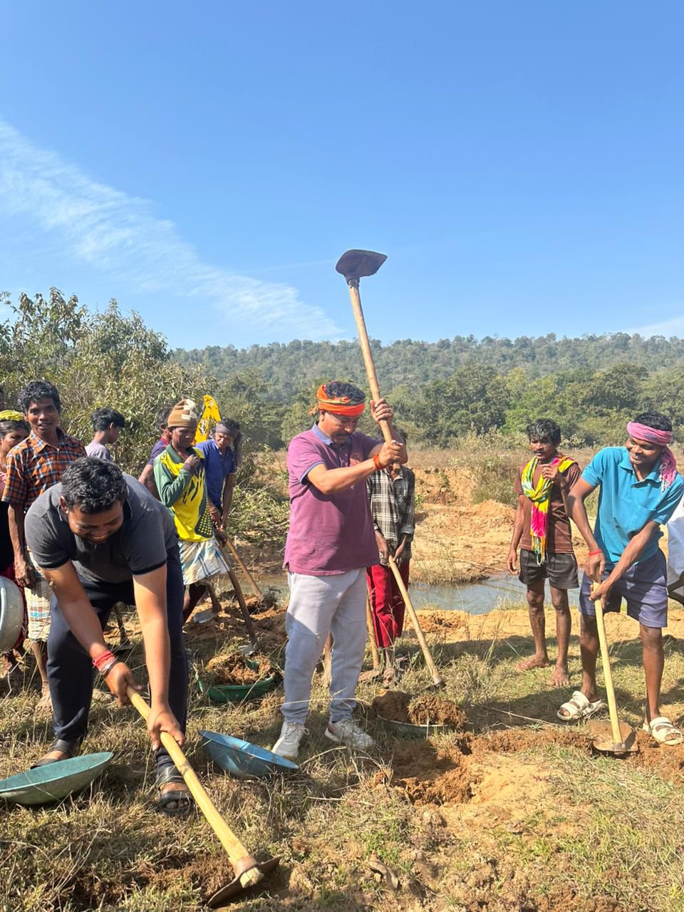 जल संरक्षण के लिए श्रमदान जरूरी,ग्राम गढ़मिरी में विधायक चैतराम अटामी एवं जनप्रतिनिधियों संग ग्रामवासियों ने किया श्रमदान