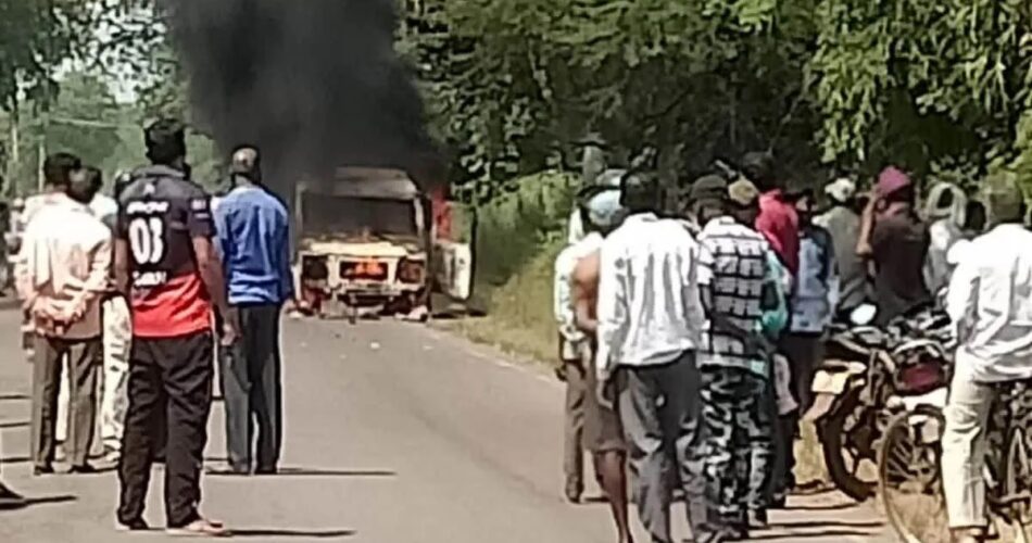  यात्री वाहन में लगी भीषण आग, सड़क पर धू-धूकर पूरी तरह जली गाड़ी