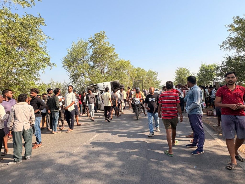  जांजगीर-चांपा में बड़ा सड़क हादसा: यात्रियों से भरी बस पलटी, 50 घायल; 4 की हालत गंभीर
