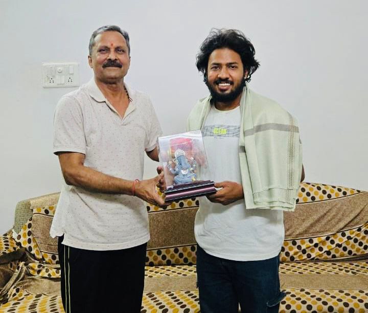 छोटे शहर से बड़े सपनों तक: गरियाबंद के ‘बॉबी’ ने OTT की दुनिया में बनाई पहचान, पूर्व विधायक संतोष उपाध्याय ने किया सम्मानित
