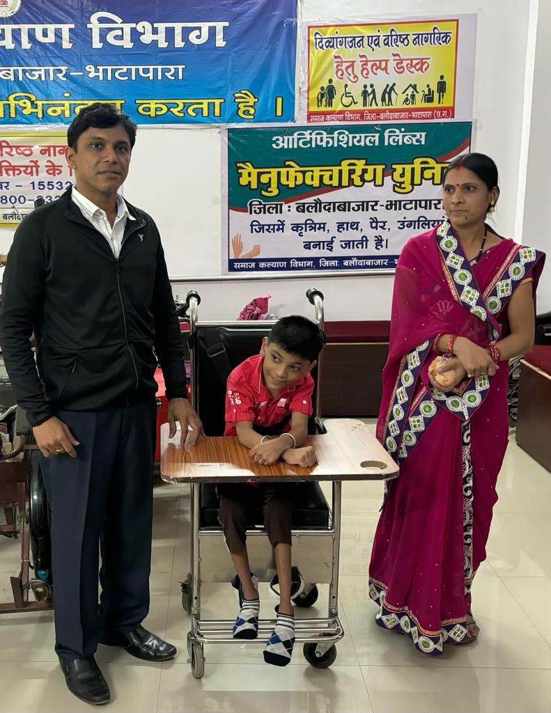 बलौदाबाजार जिला के जनहितैषी कलेक्टर चन्दन कुमार के निर्देश पर दिव्यांगो को बांटे गए सहायक उपकरण 