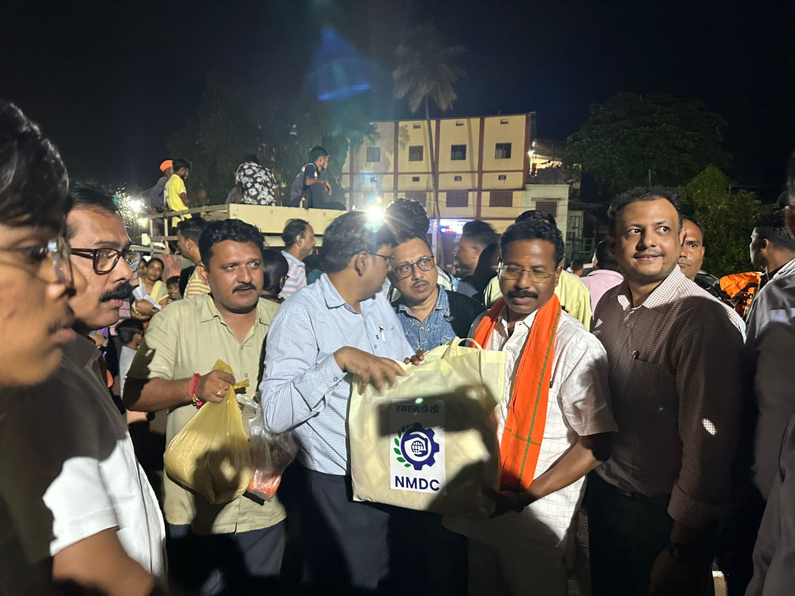 दंतेवाड़ा विधायक चैतराम अटामी ने बाढ़ पीड़ितों से मुलाकात कर कपडे,कंबल एवं राशन सामग्री प्रदाय किया