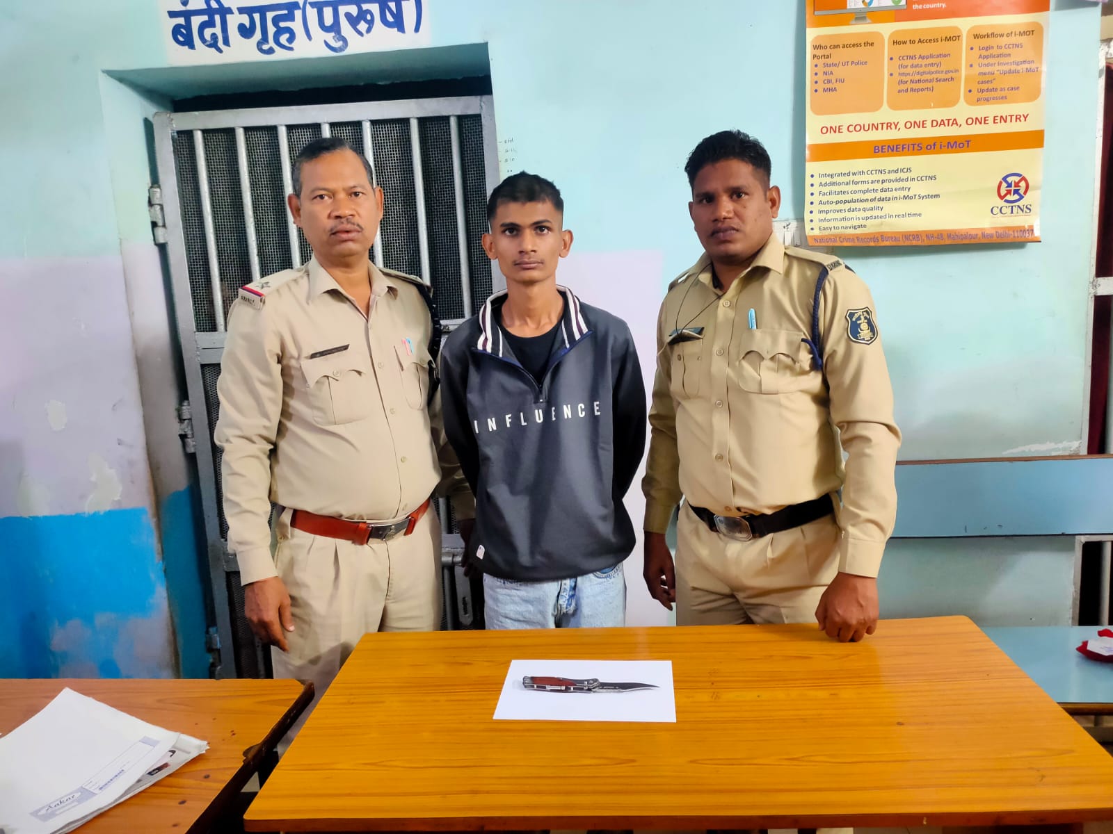 राजधानी रायपुर में एक नग बटनदार चाकू के साथ बदमाश गिरफ्तार 