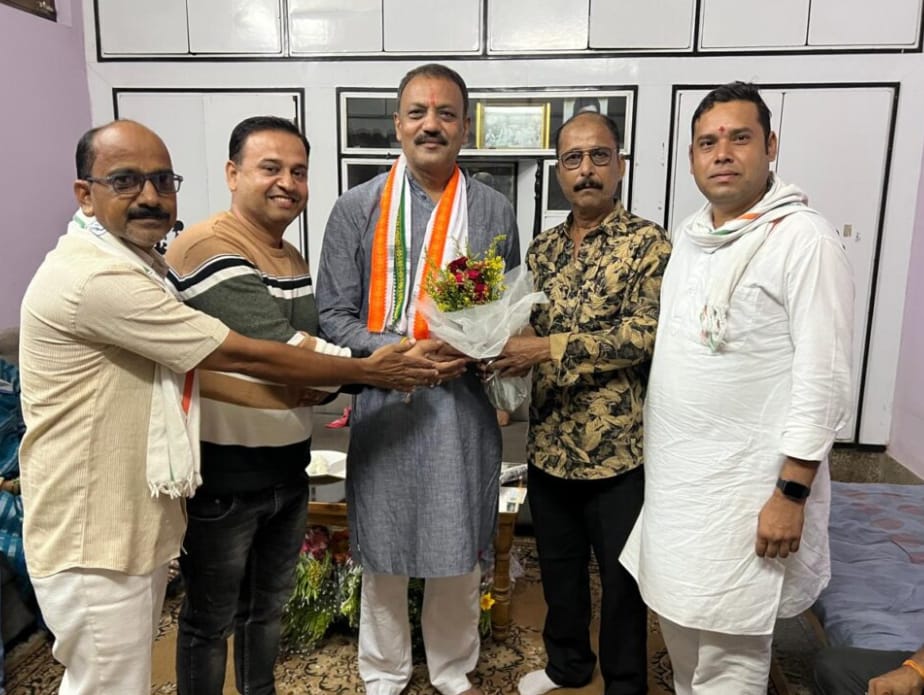 पदम कोठारी के जन्मदिवस पर बधाई देकर मिलने वाले लोगों का लगा रहा ताता