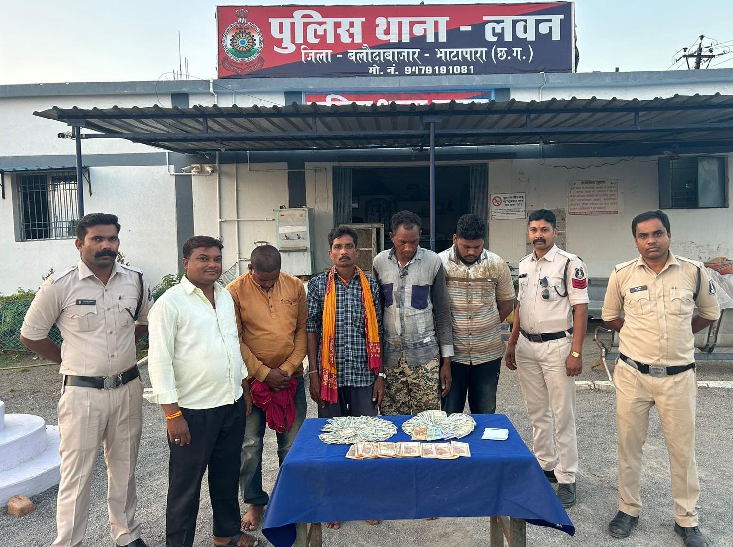 थाना लवन पुलिस द्वारा सिरसोला तालाब पार लवन में जुआ खेलने वाले कुल्लू रात्रे सहित 05 आरोपियों को किया गया गिरफ्तार 