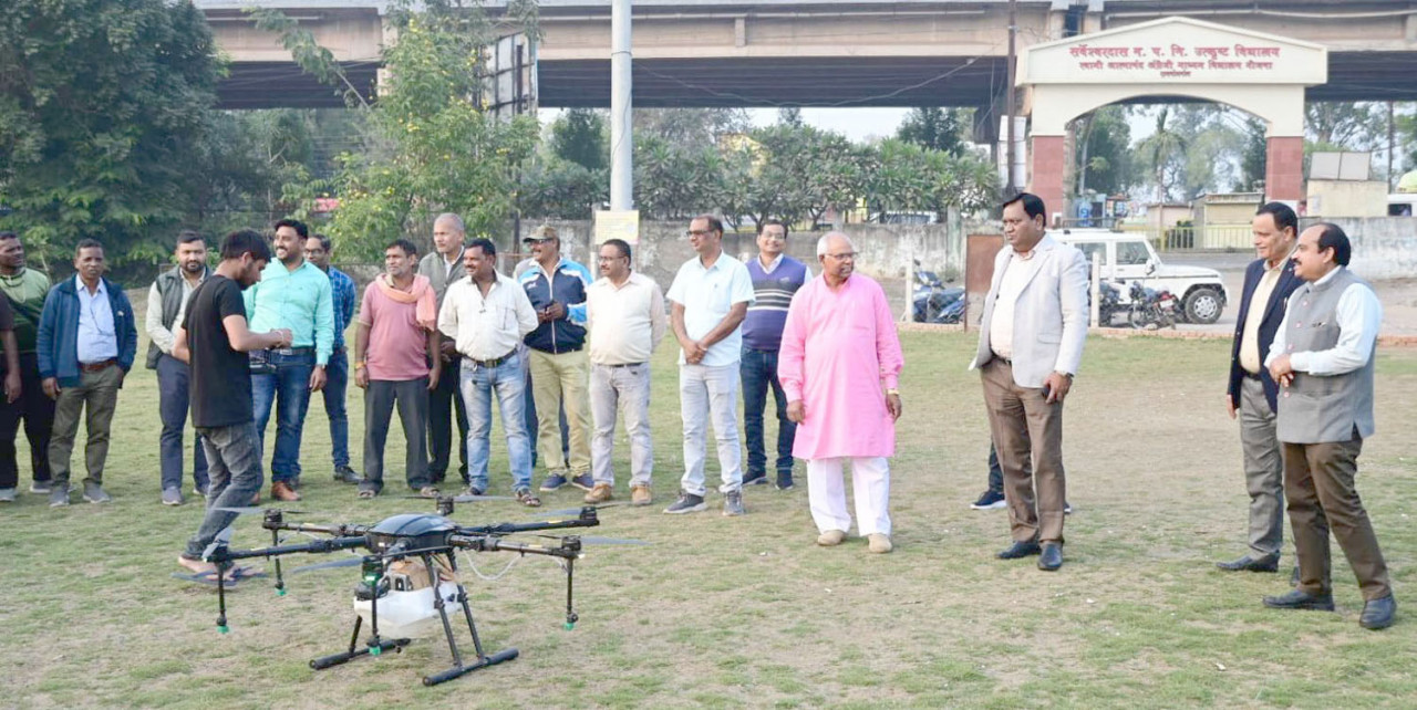 कलेक्टर ने ड्रोन के माध्यम से नैनो यूरिया छिड़काव प्रदर्शन का किया अवलोकन
