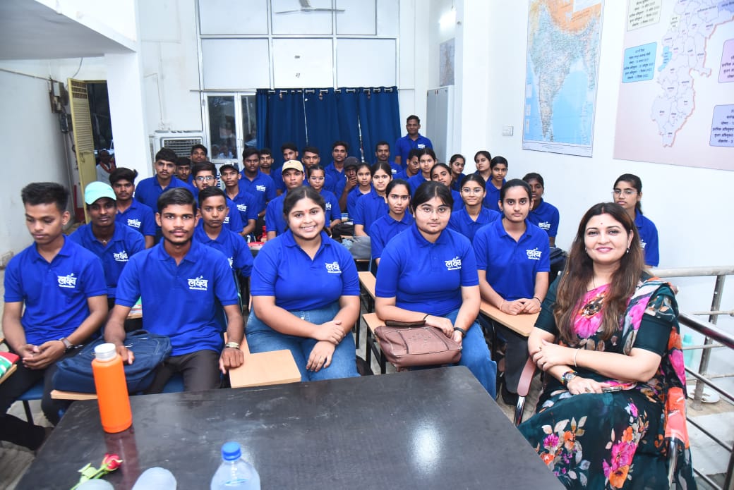 पंडरिया विधायक भावना बोहरा ने लक्ष्य निःशुल्क कोचिंग में छात्र-छात्राओं से मुलाकात कर प्रोत्साहित किया