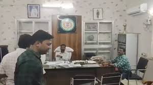 तहसील कार्यालय में पदस्थ बड़े बाबू को रिश्वत लेते हुए एसीबी ने किया गिरफ्तार 