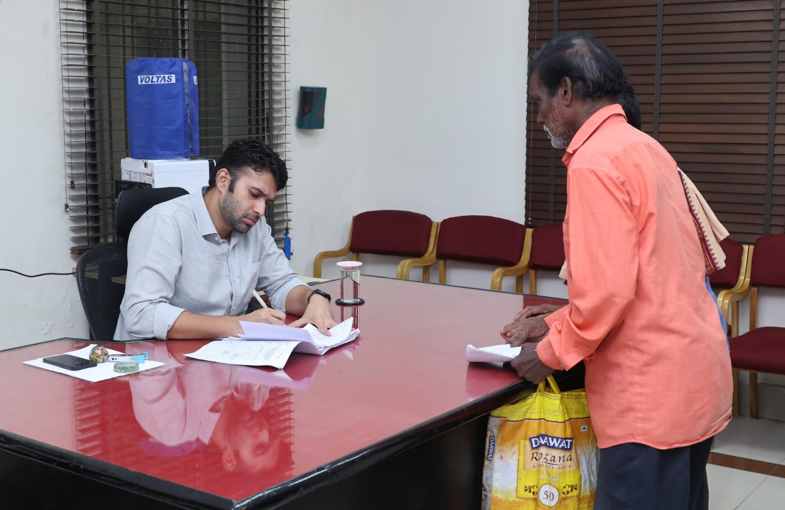 जनदर्शन में एक्शन मोड में कलेक्टर! जर्जर स्कूल, शिक्षकों की कमी, पीएम आवास और तेंदूपत्ता भुगतान पर दिए बड़े निर्देश