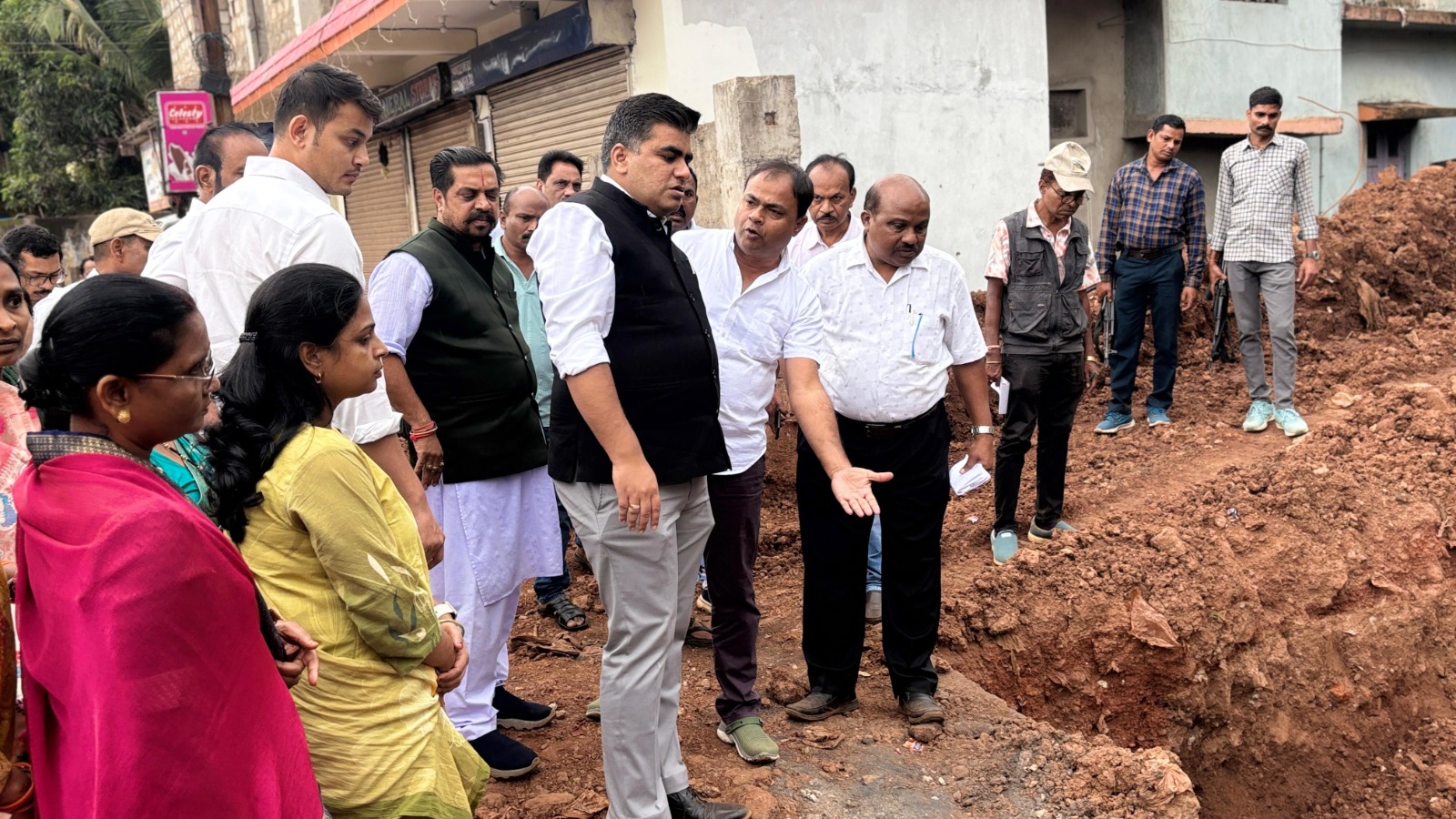 किरंदुल क्षेत्र के संभावित जलभराव वार्डों में निर्माणाधीन नाली चौड़ीकरण कार्यों का कलेक्टर ने लिया पुनः जायजा
