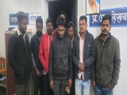 न्यू ईयर की पार्टी मनाने के बहाने जुआ खेल रहे आठ लोगों को पुलिस ने किया गिरफ्तार