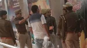 सेक्स रैकेट का भंडाफोड़,मॉल के स्पा सेंटर्स से 10 लड़कियां समेत 13 गिरफ्तार