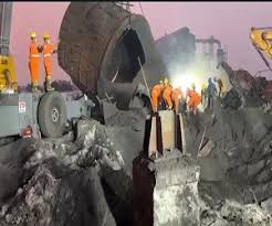 कुसुम लोहा फैक्ट्री में साइलो के गिरने से राखड़ में दबे दो मजदूरों के शवों को निकाला गया 