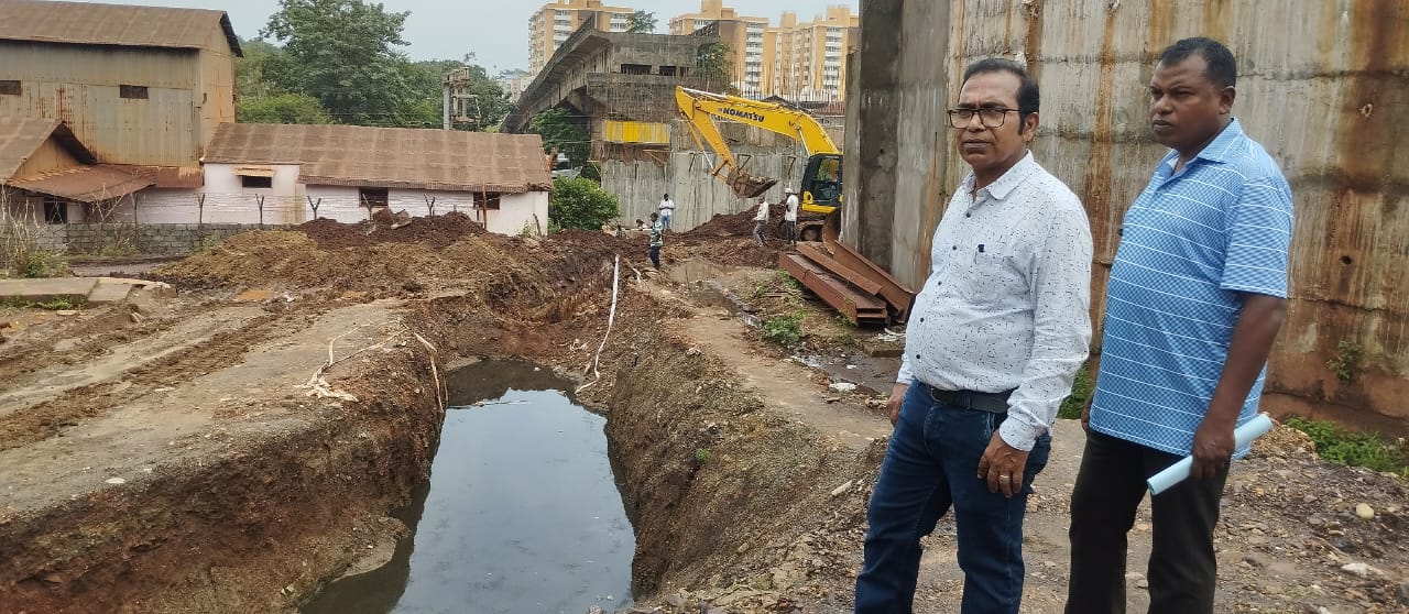 किरंदुल मटन मार्केट में जलभराव को रोकने नाली निर्माण कार्य प्रारंभ,व्यापारियों ने किया था चक्का जाम