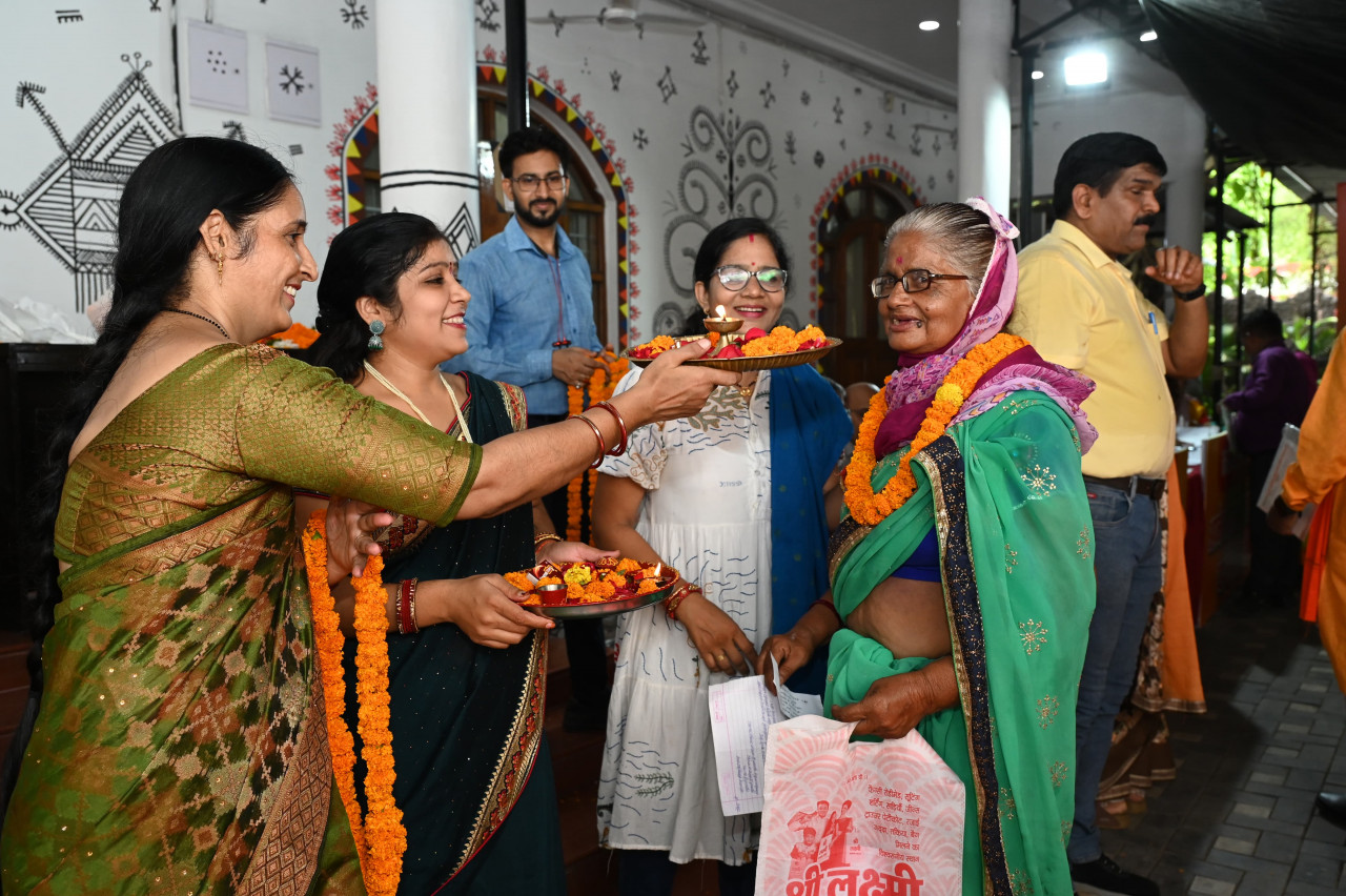 अतिथि देवो भव की परंपरा को निभाते हुए जनदर्शन के लिए जुट रहे आवेदकों का हो रहा स्वागत