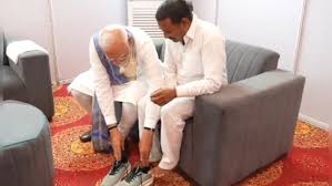 पीएम मोदी ने नंगे पैर प्रशंसक की 14 साल पुरानी प्रतिज्ञा पूरी की