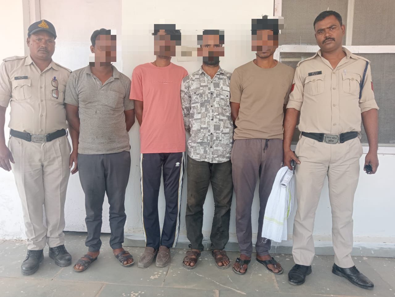 कोयला खदान में चोरी करते 4 आरोपी रंगे हाथों गिरफ्तार, 75 हजार का माल जप्त
