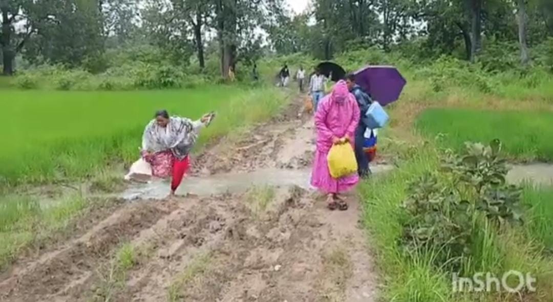 मेडिकल टीम ने उफनती चिंतवागु नदी पार कर मीनूर में लगाया स्वास्थ्य शिविर