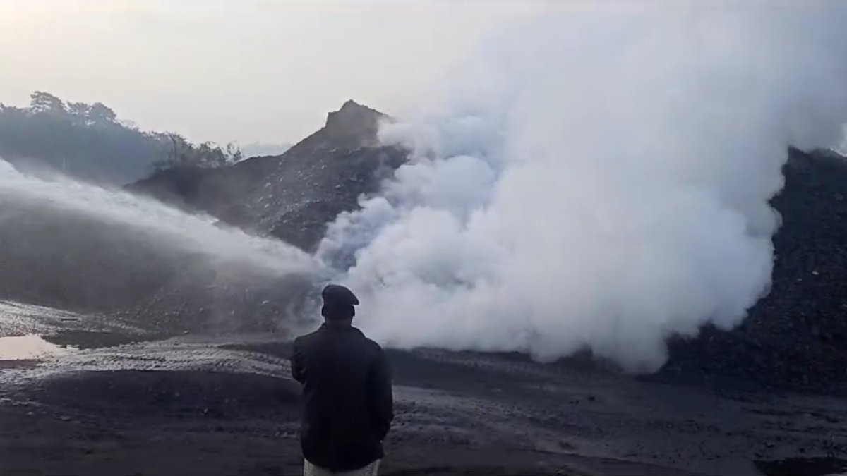 छत्तीसगढ़ :SECL के प्राइवेट साइडिंग के कोल स्टॉक में फिर से लगी भीषण आग