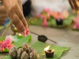 Pitru Paksha 2025: पितृ पक्ष की रात करें ये आसाना उपाय