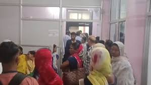 नियमितकरण की मांग को लेकर हड़ताल पर बैठे मेडिकल कॉलेज अस्पताल के सफाई कर्मी