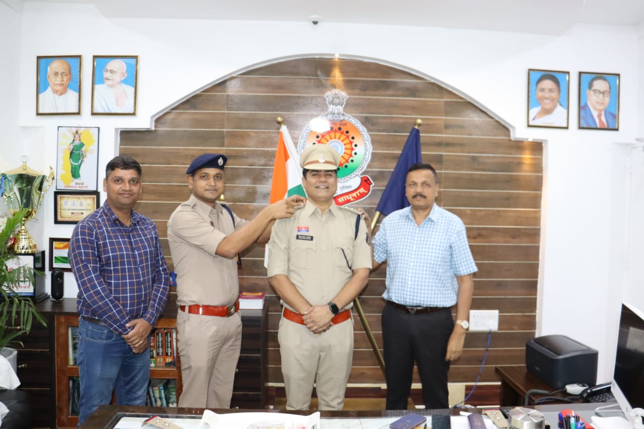 कबीरधाम पुलिस अधीक्षक द्वारा उप. निरीक्षक विमल कुमार लावनिया को स्टार लगाकर निरीक्षक के पद पर पदोन्नति प्रदान किया गया