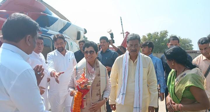 कांग्रेस प्रभारी शैलजा पहुची कोरबा कहा रूठे हुए नेताओ को मनाया जा रहा है सभी छोटे बड़े नेता मिकलर लडेंगे चुनाव